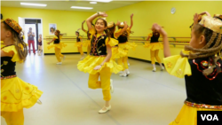 Sobiq o'zbekistonlik raqs ustasi Adelina Kaudinovaning Denverdagi raqs studiyasi, Kolorado shtati