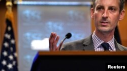 Elo portavoz del Departamento de Estado, Ned Price, responde en una rueda de prensa sobre la polític exterior de EE. UU el 25 de febrero de 2021.