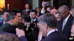 6月2日，在新加坡的香格里拉安全對話會上，美國國防部長奧斯汀與中國防長李尚福握手並短暫交流。