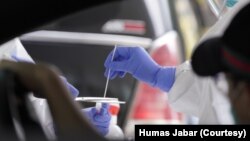 Petugas melakukan tes cepat terhadap ODP di Jawa Barat. Pemda Jabar menyatakan telah memeriksa 15.000 orang dari target 60.000. (Foto: Courtesy/Humas Jabar)