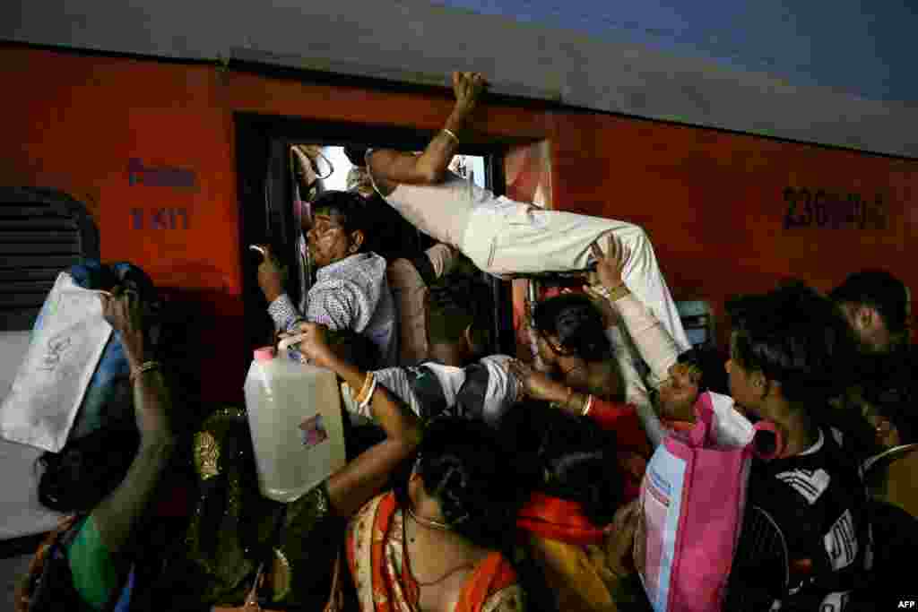 Para peziarah menaiki gerbong kereta setelah mengunjungi kuil Kashi Vishwanath, di stasiun kereta api di Varanasi, India, setelah perjalanan mereka dari festival Maha Kumbh Mela di Prayagraj, Senin, 17 Februari 2025. (Foto:&nbsp;Niharika Kulkarni/AFP)