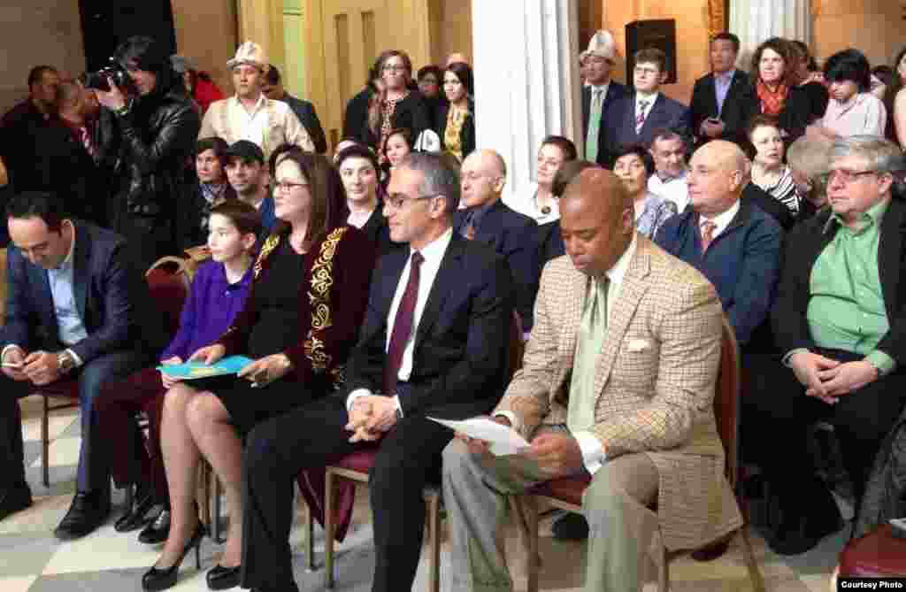 Bruklin prezidenti Erik Adams (o'ngda) boshqa rasmiylar bilan&nbsp;