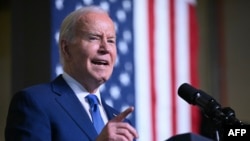 Bayden Viskonsin shtatida saylovchilar bilan uchrashmoqda