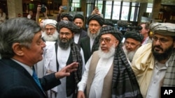 Rossiyaning Afg'oniston bo'yicha maxsus vakili Zamir Kabulov Tolibon delegatsiyasi bilan gaplashmoqda, Moskva, 28-may, 2019 