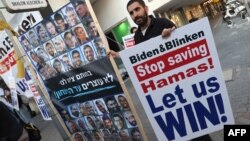 Porodice izraelskih vojnika koji su poginuli u tekućem sukobu u Gazi između Izraela i palestinske militantne grupe Hamas demonstriraju ispred ogranka američke ambasade u Tel Avivu pozivajući da se rat nastavi i da izraelska vojska nastavi.