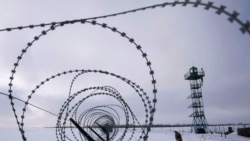 Un guardia fronterizo ucraniano monta guardia en la frontera con Rusia no lejos del pueblo de Hoptivka, Ucrania, el miércoles 2 de febrero de 2022.