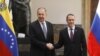 El ministro de Relaciones Exteriores de Rusia, Sergei Lavrov, se da la mano con su homólogo venezolano, Jorge Arreaza, durante una reunión en Caracas, Venezuela, el 7 de febrero de 2020. 