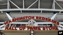 ស្លាកសញ្ញា​របស់​ក្រុម​បាល់ឱប​អាមេរិក NFL ប្រចាំ​រដ្ឋធានី​វ៉ាស៊ីនតោន​ឈ្មោះ “Washington Redskins” ត្រូវ​បាន​ដាក់​តាំង​បង្ហាញ​នៅ​ទីលាន​ប្រកួត​កីឡា​បាល់ឱប ក្នុង​ក្រុង Landover រដ្ឋ Maryland កាល​ពី​ថ្ងៃ​ទី ១៣ ខែកក្កដា ឆ្នាំ​២០២០។