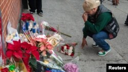Kashmiri Muslim women offer prayers as the head priest displays a holy relic believed to be hair from the beard of the Prophet Mohammed, during special prayers to observe the Martyr Day of Hazrat Ali, cousin of Prophet Mohammed, on the 21st day of Ramadan, at the Hazratbal Shrine in Srinagar, the summer capital of Indian Kashmir.