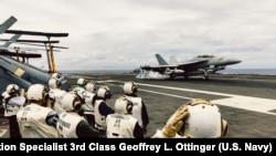 美国海军乔治·华盛顿号航空母舰在南中国海行驶时，随舰采访的菲律宾媒体成员准备观察战斗机从甲板起飞的操演。(2025年7月2日)