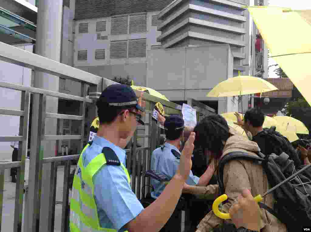 多个民间团体到中联办要求释放中国内地人士 (美国之音图片/海彦拍摄)