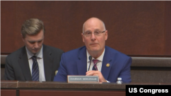 资料照片：美国众议院美国与中共战略竞争特设委员会主席约翰·穆勒纳尔(John Moolenaar)众议员在《威权者与算法：为何美国必须在人工智能领域领先》的听证会上发言。(2025年6月25日)