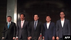 挑戰執政黨的台灣政黨候選人、獨立候選人及資深黨員2023年11月23日在舉行記者會前合影。（法新社）