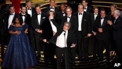 Peter Farrelly (centro) y el elenco de "Green Book" aceptan el Oscar a Mejor Película el domingo, 24 de febrero de 2019 en el Teatro Dolby en Los Ángeles. 