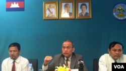 Supermoon terbit di balik sebuah pohon di Brasilia, 10 Agustus 2014.