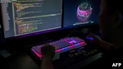 一名化名為王子的中國黑客、“紅色黑客聯盟”成員在廣東東莞的辦公室監察全球網路攻擊。 （2020年8月4日）