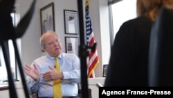 جان ساپکو، سرمفتش ویژۀ ایالات متحده برای بازسازی افغانستان، گفته است که به دنبال پاسخ سوالات مختلف از جمله اتهام انتقال پول توسط محمد اشرف غنی،‌ رییس جمهور پیشین افغانستان، است