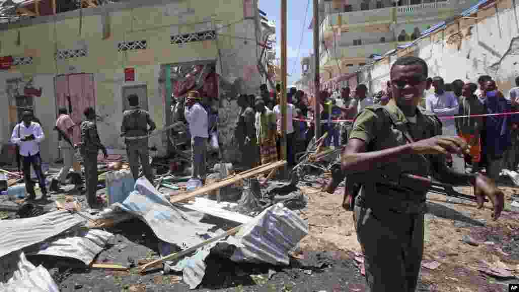 Des soldats somaliens surveillent le site de l'explosion, Mogadiscio, le 13 mars 2017.
