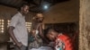 Les électeurs sont identifiés dans une école primaire publique lors de la présidentielle, à Lomé, Togo, le 22 février 2020.