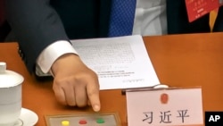 中國國家主席習近平在全國人大會議就港版國安法投票時伸手按贊成鍵。 （2020年5月28日）