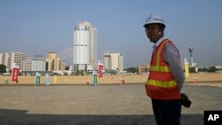 一名中国建筑工人站在一带一路工程项目斯里兰卡科伦坡港口城工地上。(2018年1月2日)