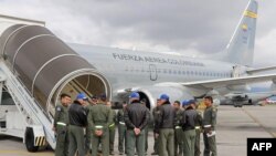 Կոլումբիայի օդատիեզերական ուժերի մամուլի գրասենյակը ցույց է տալիս Boeing 737-700 ինքնաթիռը, նախքան Կալիֆորնիա թռչելը՝ ԱՄՆ-ից արտաքսված մարդկանց հետ բերելու համար