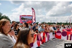 Watizamaji wakisubiri kuwasili kwa mbio za mwenge wa Olimpiki huko Esplanade du Champs de Mars, Lille, kaskazini mwa Ufaransa, on July 2, 2024, ahead of the Paris 2024 Olympic Games. (Photo by Sameer Al-Doumy / AFP)
