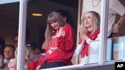 Tejlor Svift na NFL utakmici Kanzas Siti ČIfsa i Los Anđeles Čardžersa 22. oktobra u Kanzas Sitiju u Misuriju. (Foto: AP/Ed Zurga)