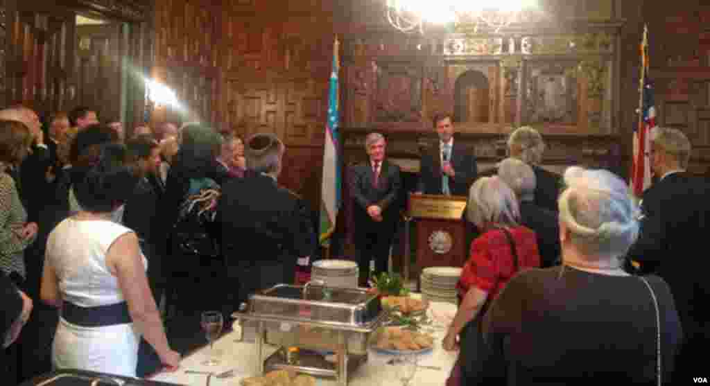 AQSh Davlat kotibi muovini Robert Bleyk so'zlamoqda