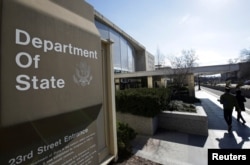 រូបឯកសារ៖ មនុស្សដើរចូល​ទីស្នាក់ការ​របស់​ក្រសួងការបរទេស​សហរដ្ឋអាមេរិក​ នៅរដ្ឋធានីវ៉ាស៊ីនតោន កាលពីថ្ងៃទី២៦ ខែមករា ឆ្នាំ២០១៧។