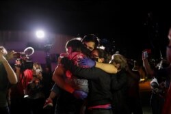 El presidente encargado de Venezuela, Juan Guaidó, saludó a las familias y a los indultados, pero rechazó la medida, que calificó de intento del gobierno en disputa de Nicolás Maduro de "legitimar" los comicios parlamentarios de diciembre próximo.