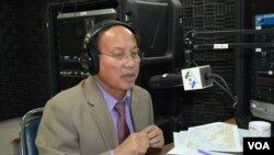 រូបឯកសារ៖ លោក ផៃ ស៊ីផាន រដ្ឋលេខាធិការ និង​អ្នក​នាំ​ពាក្យ​របស់​គណរដ្ឋមន្ត្រី ពិភាក្សា​អំពី​បញ្ហា​ជុំវិញ​បរាជ័យ​របស់​អាស៊ាន​ក្នុងការ​សម្រេច​ឲ្យ​បាន​នូវ​កិច្ច​ព្រម​ព្រៀង​លើ​ជម្លោះ​នៅ​សមុទ្រចិន​ខាង​ត្បូង ក្នុង​កម្មវិធី Hello VOA កាលពី​ថ្ងៃទី២៣ ខែកក្កដា ឆ្នាំ២០១២។ 