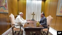Le pape François, à gauche, et le président français François Hollande se rencontrent au Vatican, le 17 août 2016.