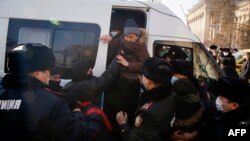 Qozog’istonda saylov kuni namoyishga chiqqan o’nlab muxolifat faollari hibsga olindi. 10-yanvar, 2020.