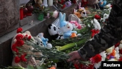 Квіти біля імпровізованого меморіалу у Санкт-Петербурзі жертвам стрілянини в концертному залі "Крокус Сіті Голл" у Московській області, 24 березня 2024 року. (Фото: REUTERS/Антон Ваганов)