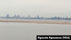 Aperçu de Kinshasa depuis Brazzaville, sur le bord du fleuve Congo, 5 avril 2017. (VOA/ Ngouela Ngoussou)