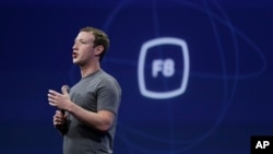 រូបឯកសារ ៖ លោក Mark Zuckerberg ដែល​ជា​នាយក​ប្រតិបត្តិ​ហ្វេសប៊ុក កំពុង​ថ្លែង​សុន្ទរកថា​នៅ​ក្នុង​សន្និសីទ​ស្តី​ពី​អ្នក​អភិវឌ្ឍន៍​ហ្វេសប៊ុក នៅ​ក្នុង​ទីក្រុង San Francisco រដ្ឋ​កាលីហ្វ័រញ៉ា កាល​ពី​ថ្ងៃ​ទី​២៥ ខែ​មិនា ឆ្នាំ​២០១៥។