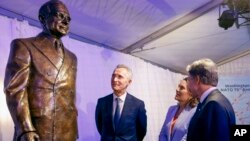 Посолка США в НАТО Джуліанн Сміт разом із генсеком НАТО Єнсом Столтенбергом (ліворуч) під час церемонії з нагоди 75-ї річниці підписання Північноатлантичного договору в Брюсселі, 3 квітня 2024 р. (Johanna Geron, Pool Photo via AP