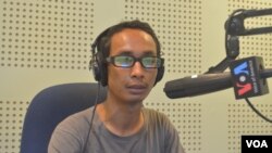 រូប​ឯកសារ៖ លោក សាន ម៉ាឡា ជា​ស្ថាបនិក​មួយ​រូប​នៃ​ចលនា​មាតា​ធម្មជាតិ ស្ថិត​ក្នុង​បន្ទប់​ស្ទីដយ៉ូ​របស់ VOA នៅ​ទីក្រុង​ភ្នំពេញ នៅ​ពេល​លោក​ចូលរួម​ជា​វាគ្មិន​ក្នុង​កម្មវិធី​Hello VOA នៅ​ថ្ងៃព្រហស្បតិ៍​ទី​២៦ ខែកុម្ភៈ ឆ្នាំ២០១៥។ (រូបថត​ដោយ លឹម សុធី នៃ VOA) 