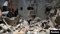 ទិដ្ឋភាពនៃ​ការ​បំផ្លិចបំផ្លាញ​ក្រោយការ​វាយប្រហារ​របស់​អ៊ីស្រាអែល​លើ​គេហដ្ឋាន​មួយ នៅតំបន់ Deir Al-Balah ភាគកណ្តាល​តំបន់​ហ្កាហ្សា នាថ្ងៃទី១៥ ខែកក្កដា ឆ្នាំ២០២៤។ 