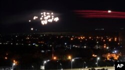 Ukrajinska protivazdušna odbrana zaustavila dronove u nemilosrdnom talasu bombardovanja Kijeva. Ukrajina, 30. maj, 2023. (Foto: AP / Evgenij Maloleta).