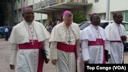 Deuxième de la gauche, Monseigneur Luis Mariano Montemayor, Nonce apostolique en RDC, marche avec des évêques congolais avant l’ouverture du dialogue politique, à Kinshasa, RDC, 8 décembre 2016. (VOA/Top Congo)