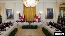 美國總統拜登與日本首相岸田文雄和菲律賓總統小馬科斯在華盛頓舉行三邊峰會。 (2024年4月11日)