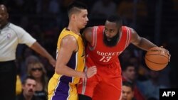 James Harden (à droite), Staples Center, Los Angeles, Californie, le 28 octobre 2014. 