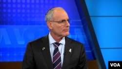 以色列驻美国大使莱特在美国之音演播室接受美国之音记者利平的专访。(2025年7月24日)