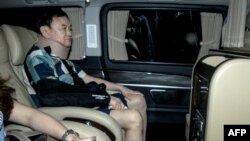 นายทักษิณ ชินวัตร ขณะนั่งรถเข้าบ้านจันทร์ส่องหล้าในเช้าวันที่ 18 กุมภาพันธ์ 2567 (ที่มา: Reuters)