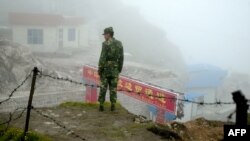 Tentara China berjaga pos penjagaan perbatasan di kawasan Nathu La, Sikkim, perbatasan China-India, yang terletak pada ketinggian 4.500 meter dari permukaan laut, 10 Juli 2008. (Foto: dok).