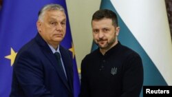 នាយករដ្ឋមន្ត្រីហុងគ្រី លោក Viktor Orban និងប្រធានាធិបតីអ៊ុយក្រែនលោក Volodymyr Zelenskiy ចាប់ដៃគ្នាបន្ទាប់ពីសន្និសីទព័ត៌មានរួមគ្នាមួយ ចំពេលមានការវាយប្រហាររបស់រុស្ស៊ីលើអ៊ុយក្រែននៅទីក្រុង Kyiv ប្រទេសអ៊ុយក្រែន ថ្ងៃទី២ ខែកក្កដា ឆ្នាំ២០២៤។