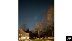 Fotografija na kojoj se se navodno vidi nekoliko dronova iznad Bernardsvila u Nju Džersiju, 5. decembra 2024. (Foto: AP/TMX/Brian Glenn)