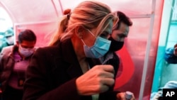 La expresidenta interina de Bolivia, Janine Áñez es escoltada a una estación de policía tras dar su declaración en la fiscalía. La Paz, Bolivia, sábado 13 de marzo de 2021.